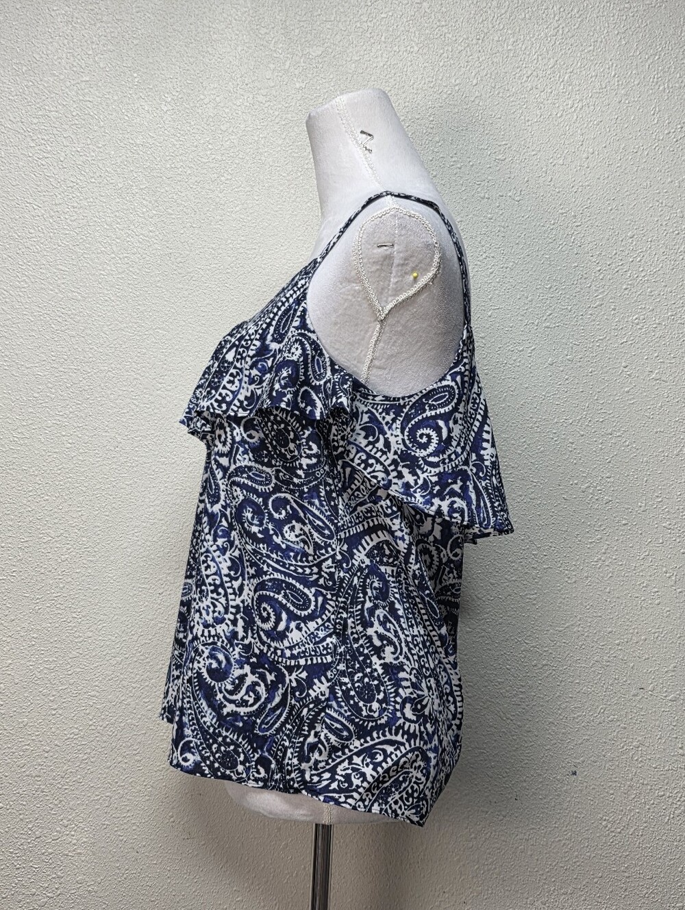 3/$15🔴 SALE LOFT Blue and White Paisley Ruffle Cami Top Blouse Size Small - Picture 5 of 5